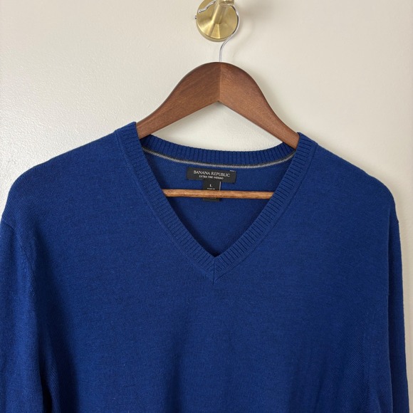 Banana Republic Sweater Men's‎ Large Extra Fine Merino Wool VNeck Blue Classic - Picture 2 of 8